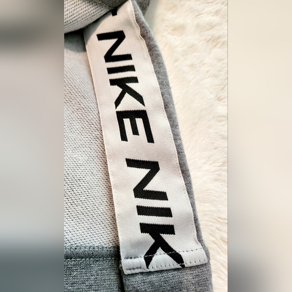 LiKE New ☆ Nike Hoodie - Picture 3 of 11